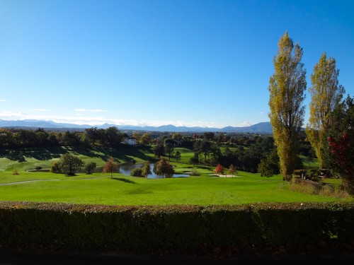 Le golf et les Pyrénées depuis le village d'Arcangues